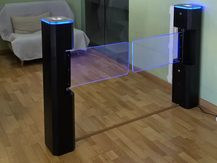 Puerta de acceso con dos hojas de cristal e iluminación LED azul