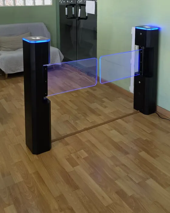Puerta de acceso con hojas de cristal iluminadas instalada por GymGym en un gimnasio