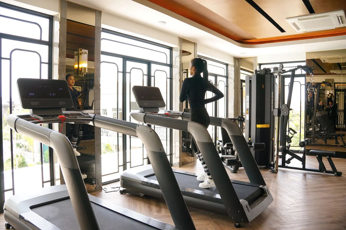 Un gimnasio grande y luminoso con socios entrenando