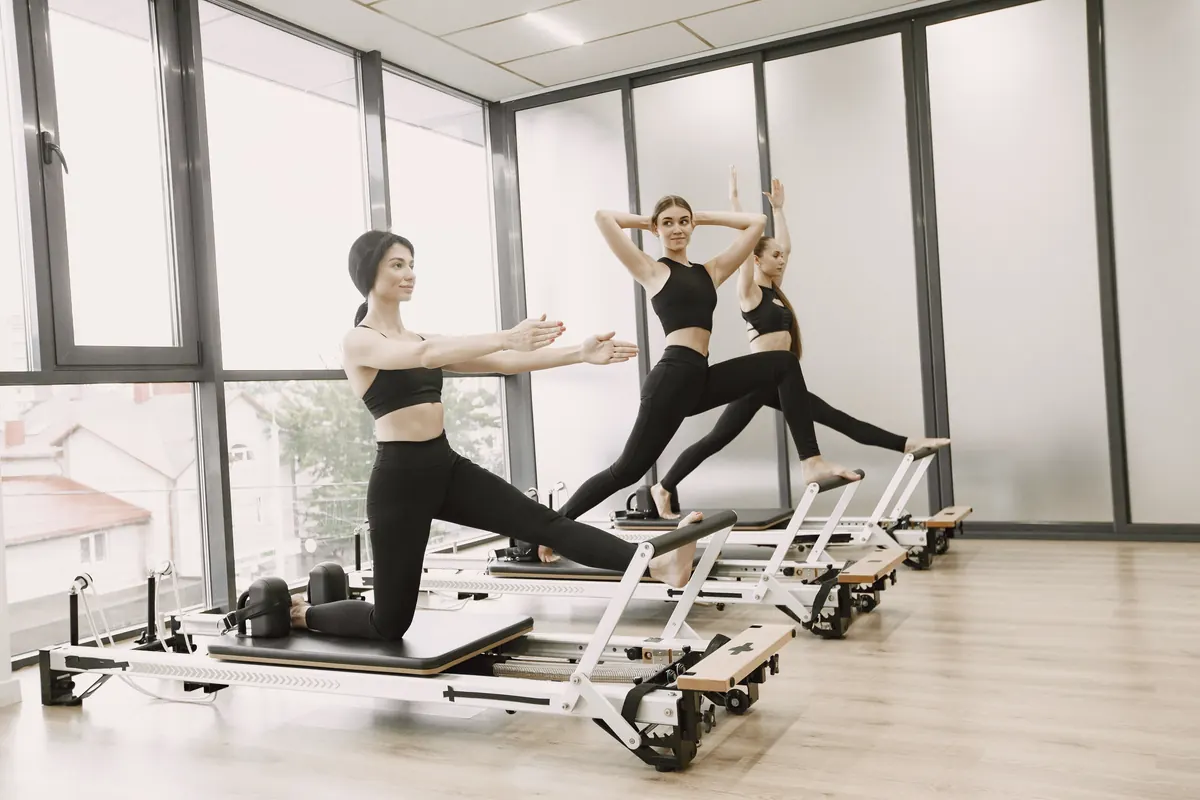 Una clase de pilates en un estudio luminoso